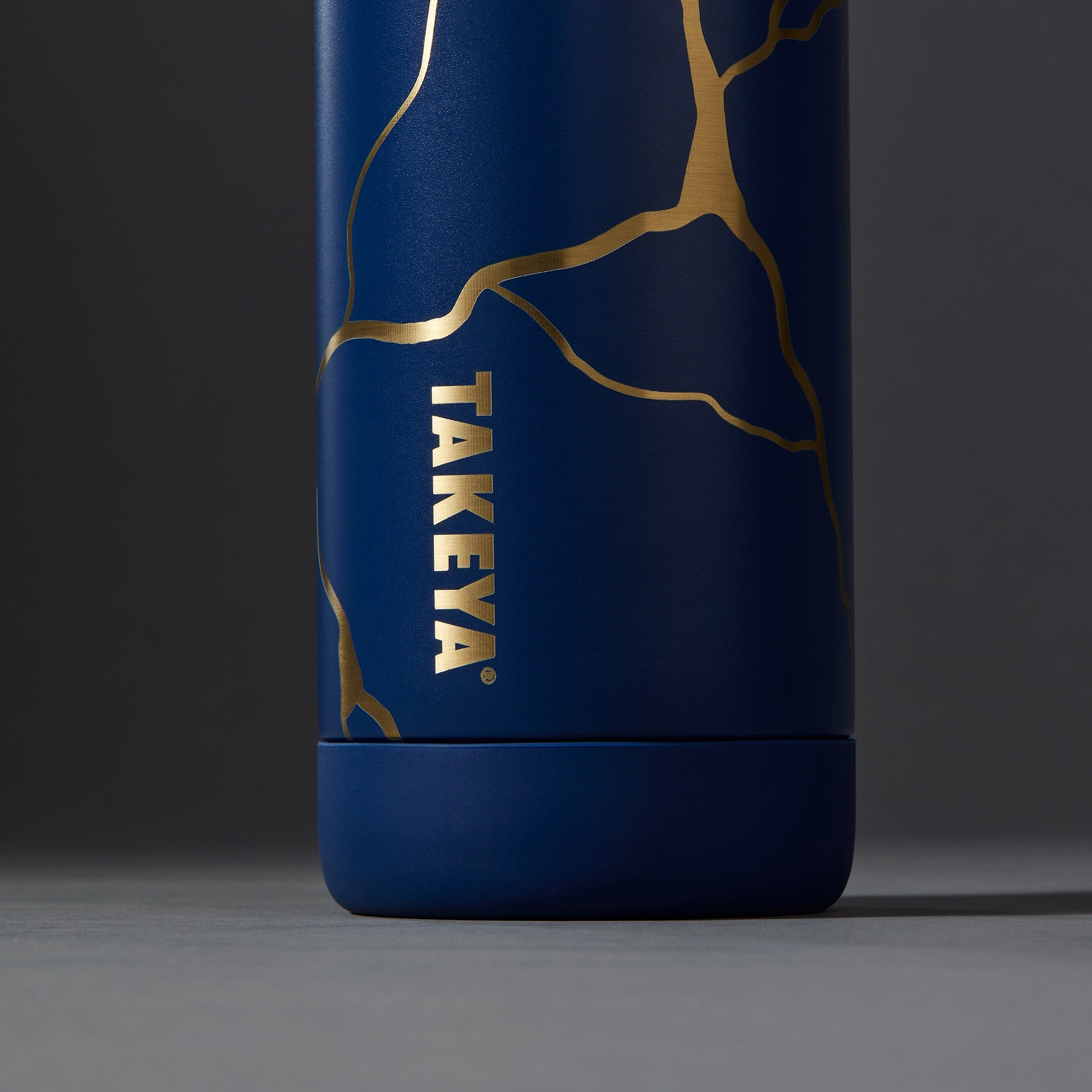 kintsugi-water-bottle-with-spout-lid-u7 51390-TK_HO25_Kintsugi_Takeya9241_Crop.png
