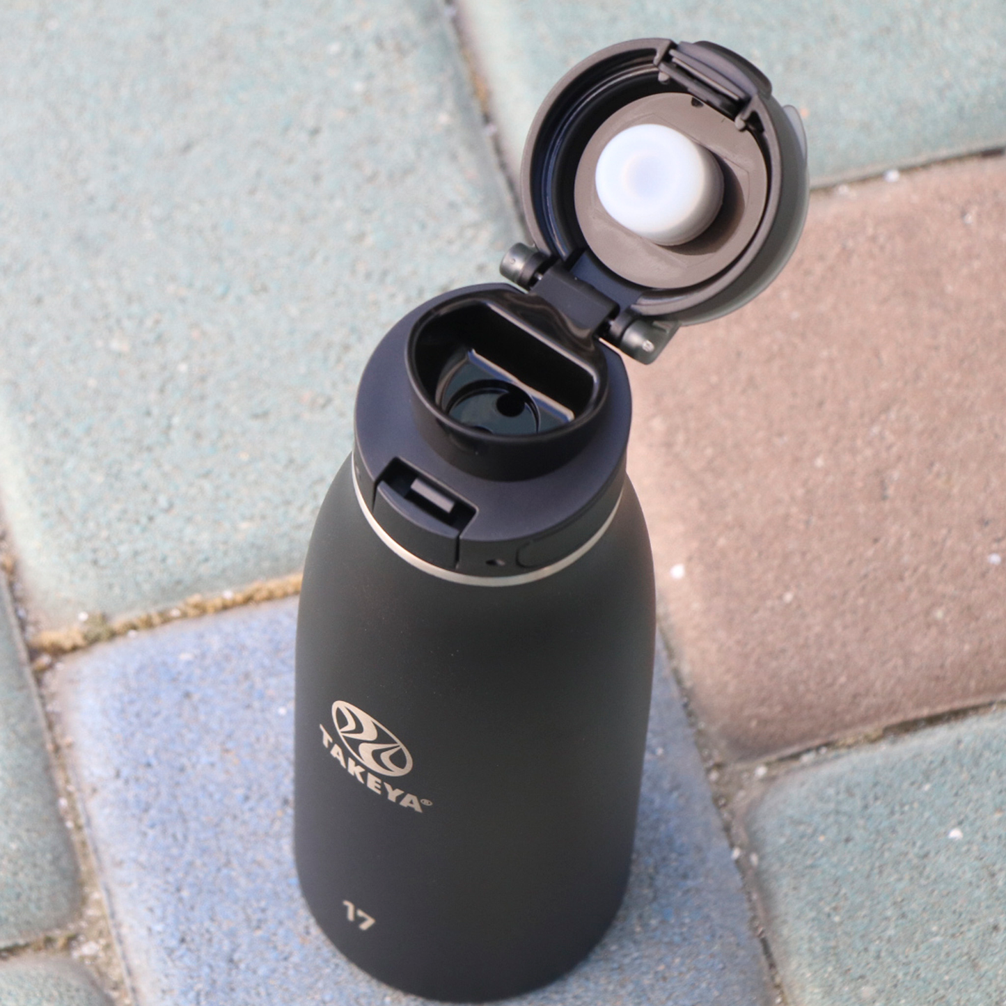 traveler-fliplocktm-lid-c5 96076-R-TravelerLid-Lifestyle-Onyx.png
